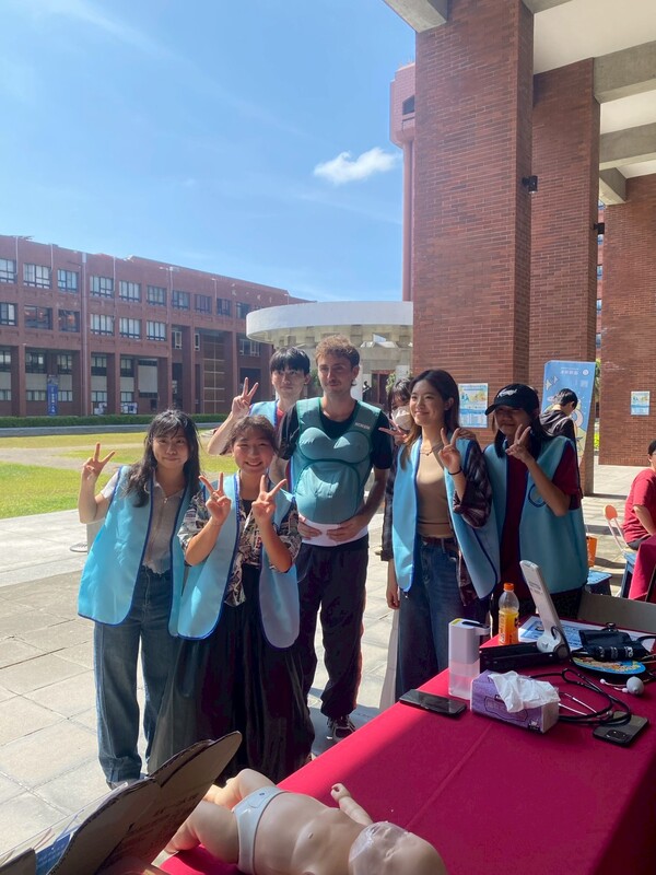The inaugural Nursing Week (May 19–21, 2026) concluded successfully, showcasing nursing professionalism and a humanistic touch.Image