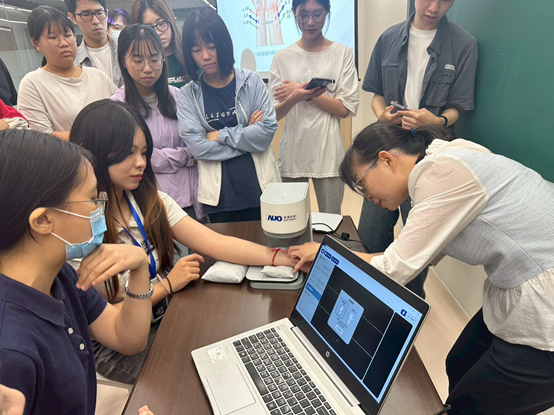 人工智慧於醫療科技之運用｜智慧中醫走入大學殿堂：護理系課程邀友達耘康，引領學子體驗科技脈診圖片